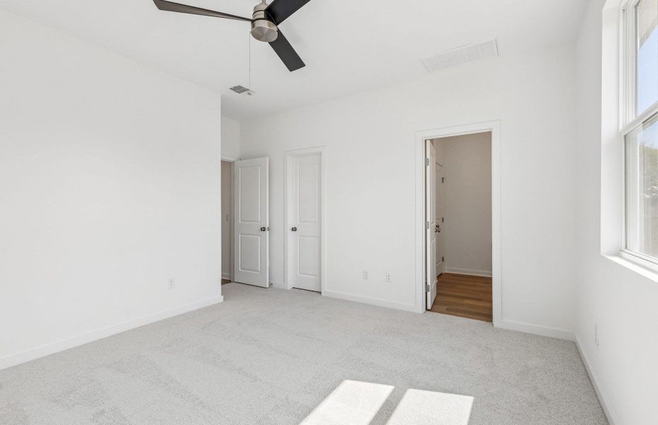 Spacious, unfurnished interior of a new home in Vantage, San Marcos (Image 15).