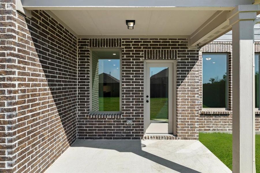 Exterior details and patio area of a home in Meadow Park, Melissa (Image 4).
