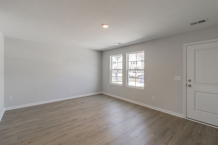 Spacious, unfurnished interior of a new home in Astoria, Columbia (Image 12).