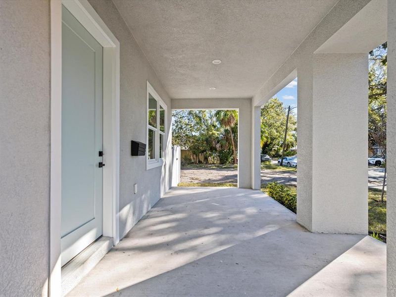 Exterior details and patio area of a home in , St. Petersburg (Image 35).
