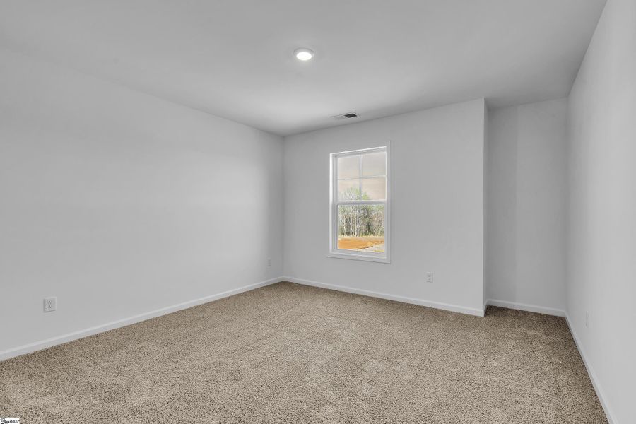 Spacious, unfurnished interior of a new home in Lynbrook, Boiling Springs (Image 24).