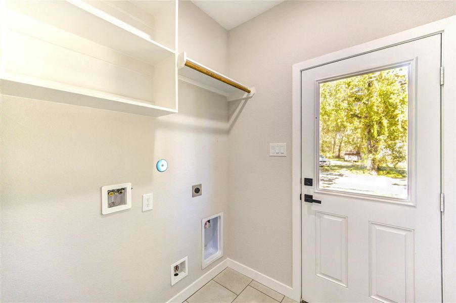 Spacious, unfurnished interior of a new home in , Navasota (Image 17).