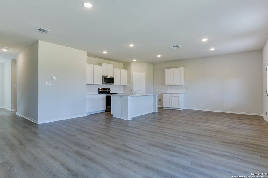 Spacious, unfurnished interior of a new home in Meadows at Hennersby Hollow 40's, San Antonio (Image 30). Spacious, unfurnished interior of a new home in Meadows at Hennersby Hollow 40's, San Antonio (Image 30).
