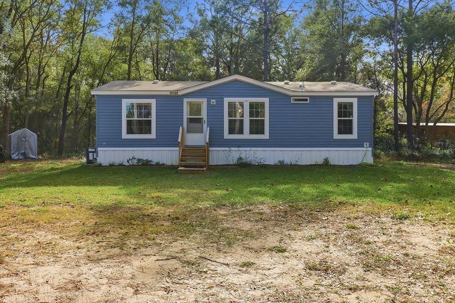 Exterior details and patio area of a home in , Dunnellon (Image 23).