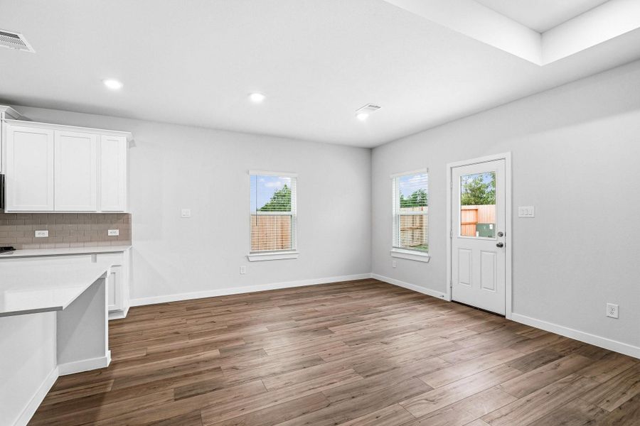Spacious, unfurnished interior of a new home in Country Creek, Mont Belvieu (Image 13).