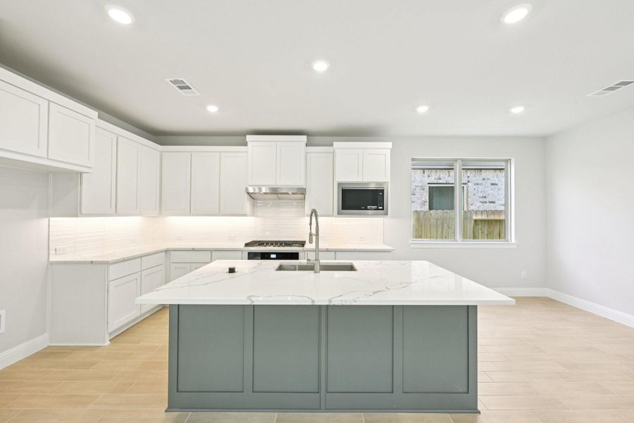 Furnished interior view inside a new home in Evergreen 40', Conroe (Image 17).