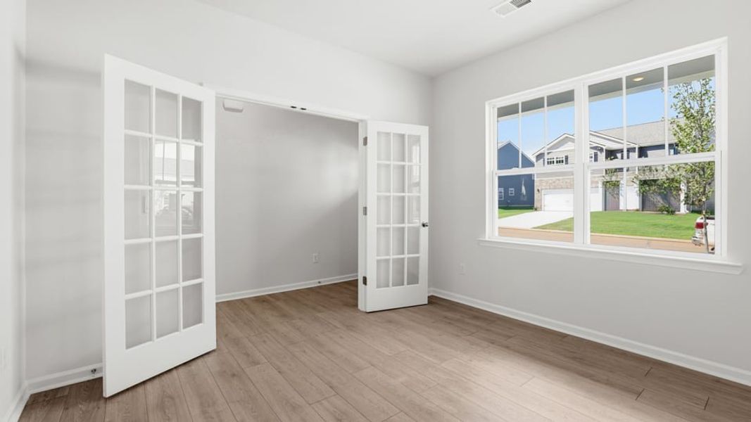Spacious, unfurnished interior of a new home in Woodglen, Piedmont (Image 16).