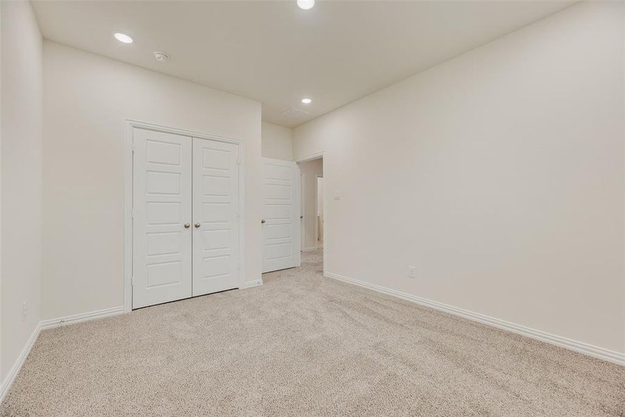 Spacious, unfurnished interior of a new home in Villages of Hurricane Creek, Anna (Image 14).