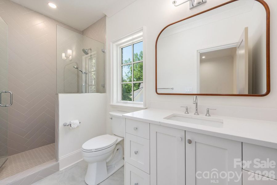 En suite bathroom 5