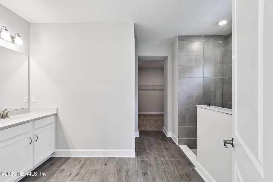 Spacious, unfurnished interior of a new home in Tributary 70', Yulee (Image 20).