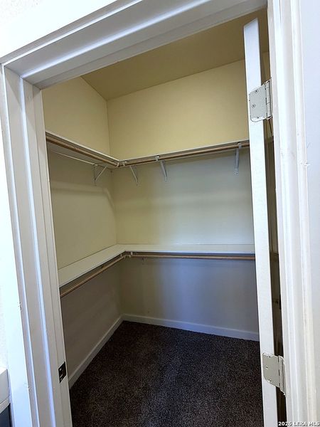Spacious, unfurnished interior of a new home in , San Antonio (Image 24).