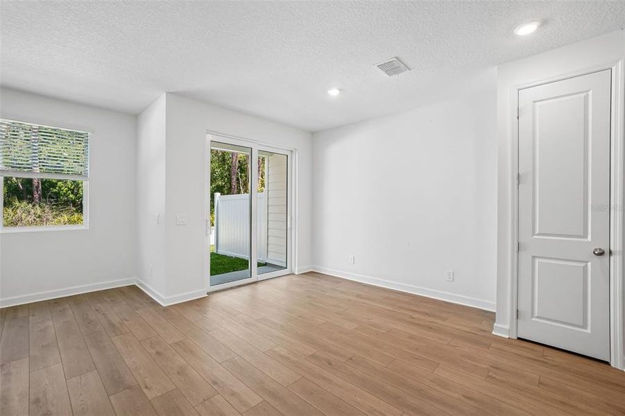 Spacious, unfurnished interior of a new home in , Tampa (Image 12).