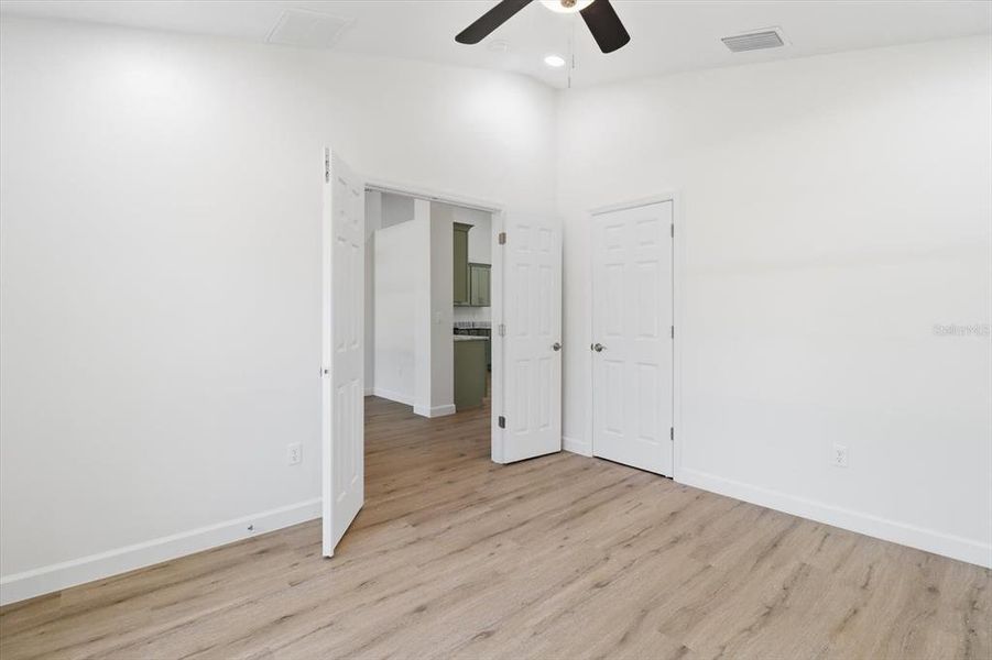 Spacious, unfurnished interior of a new home in , Weeki Wachee (Image 18).