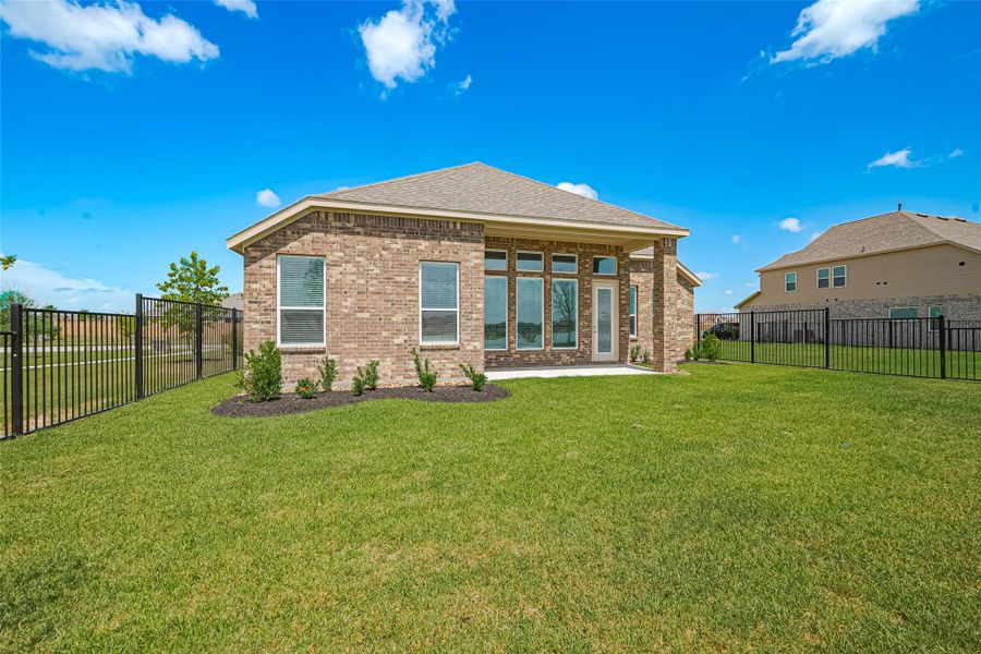 Exterior details and patio area of a home in Lago Mar, Texas City (Image 3).