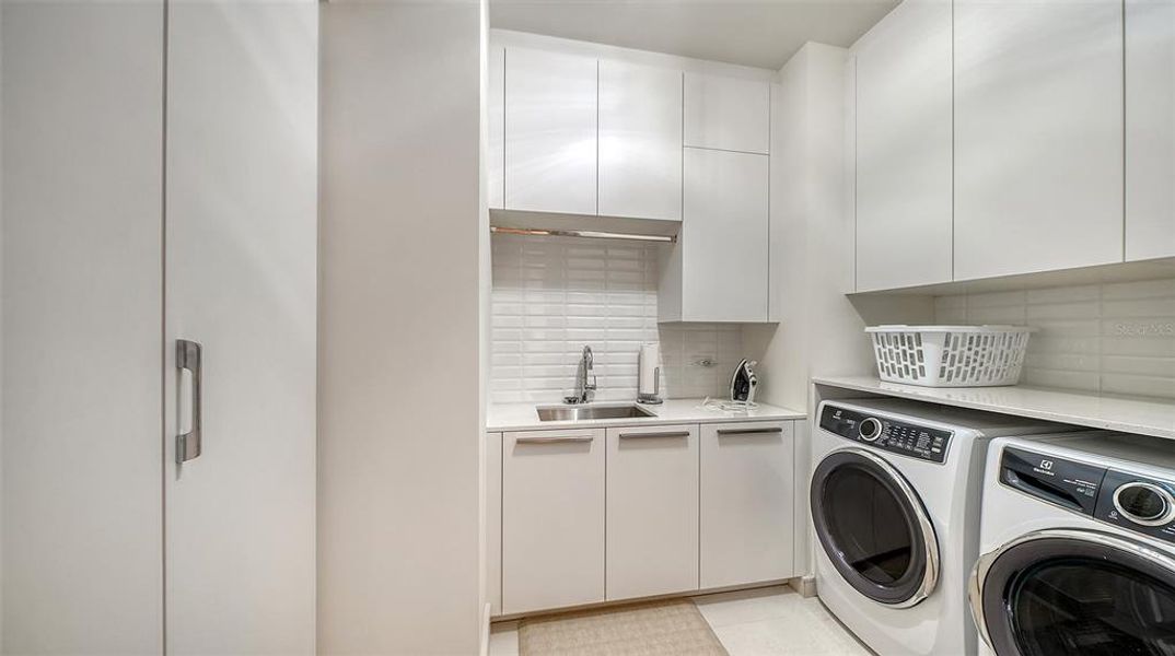 Furnished interior view inside a new home in , Longboat Key (Image 44).