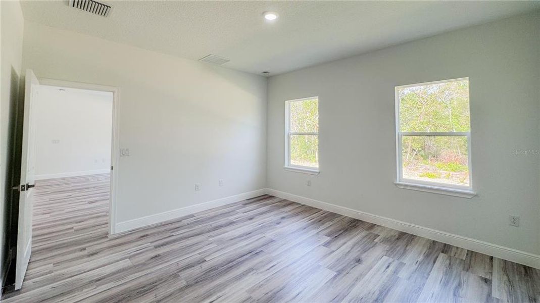 Spacious, unfurnished interior of a new home in , Ocala (Image 20).