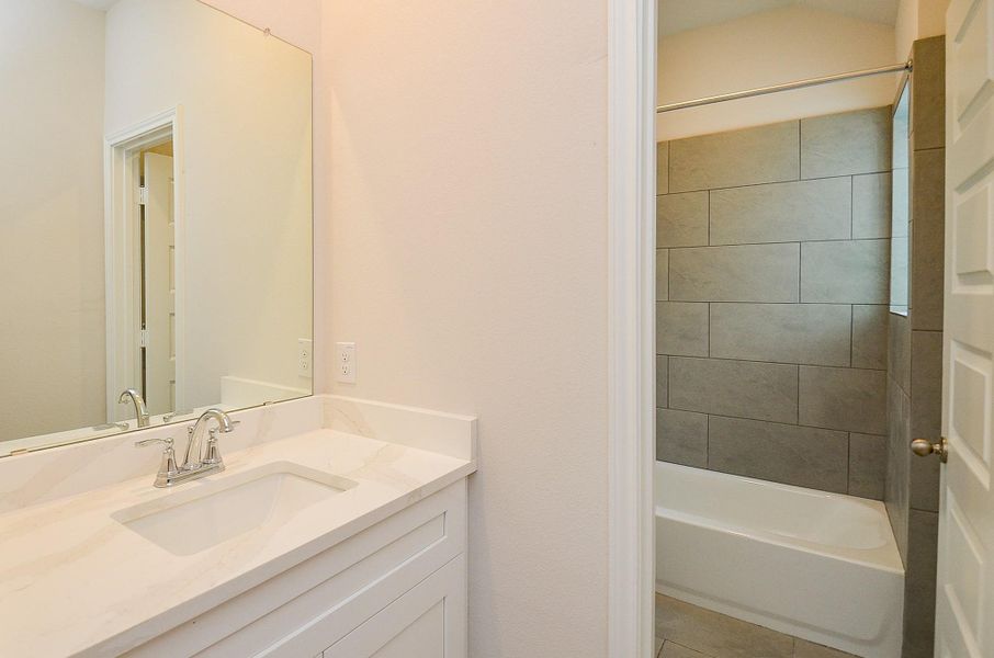 Discover this next bathroom with the same features as the previous one. Discover this next bathroom with the same features as the previous one.