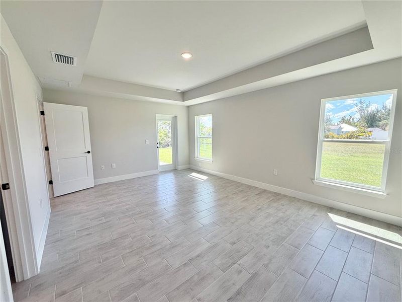 Spacious, unfurnished interior of a new home in Port Charlotte, Port Charlotte (Image 12).