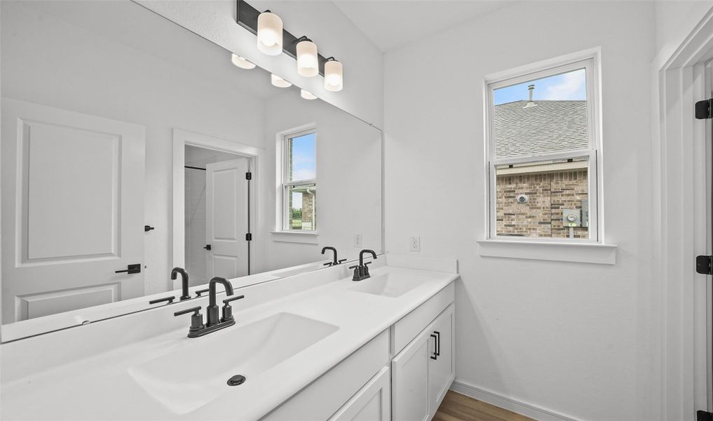 Hall bath (*Photo not of actual home and used for illustration purposes only.)