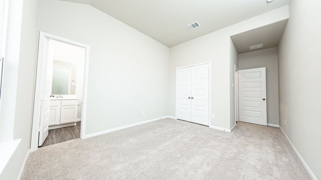 Spacious, unfurnished interior of a new home in Cinco Lakes, San Antonio (Image 17).
