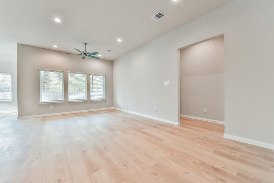 Spacious, unfurnished interior of a new home in King Oaks Village, Baytown (Image 30).