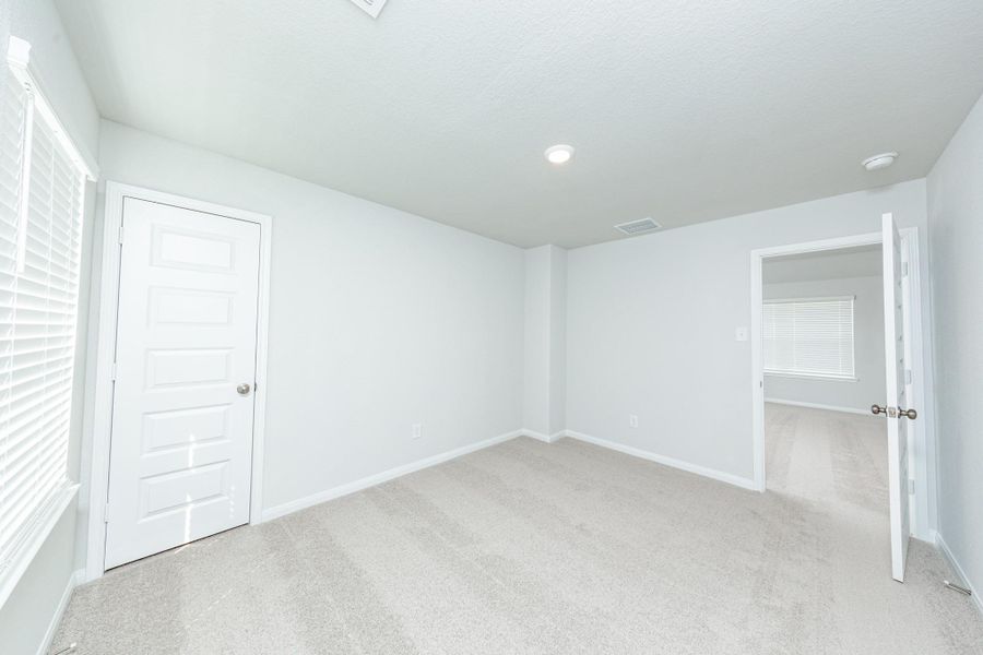 Spacious, unfurnished interior of a new home in River's Edge, Conroe (Image 9).