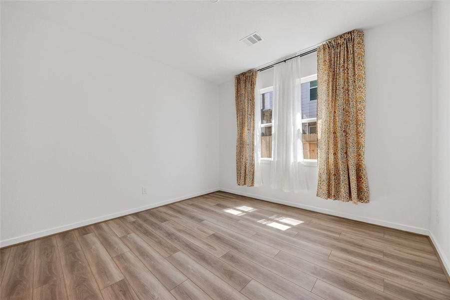 Spacious, unfurnished interior of a new home in Trillium, Richmond (Image 22).