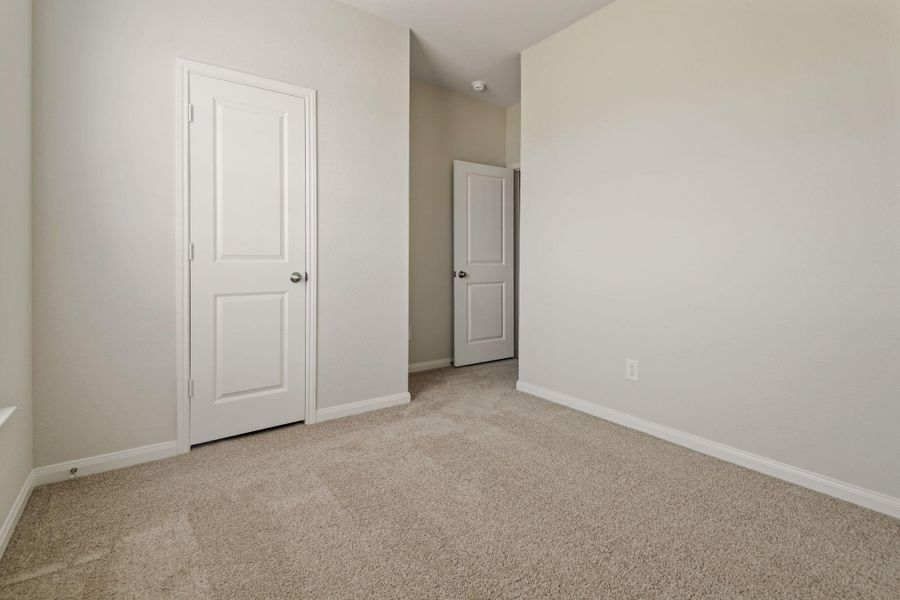 Spacious, unfurnished interior of a new home in Trails at Cochran Ranch, Waller (Image 12).