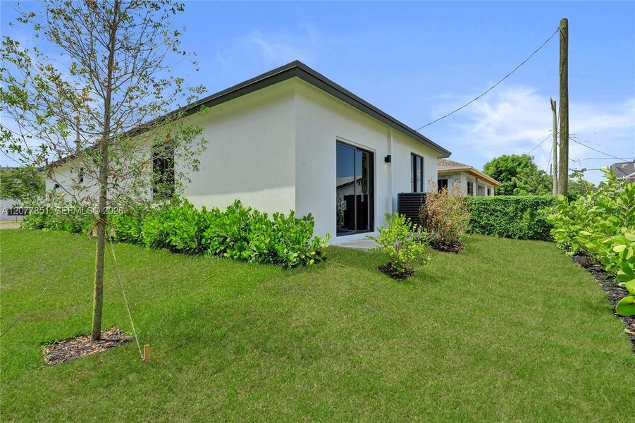 Exterior details and patio area of a home in , Dania Beach (Image 3).