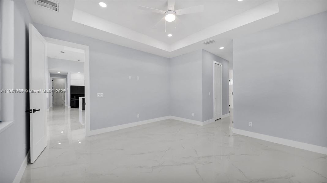 Spacious, unfurnished interior of a new home in , Cape Coral (Image 22).