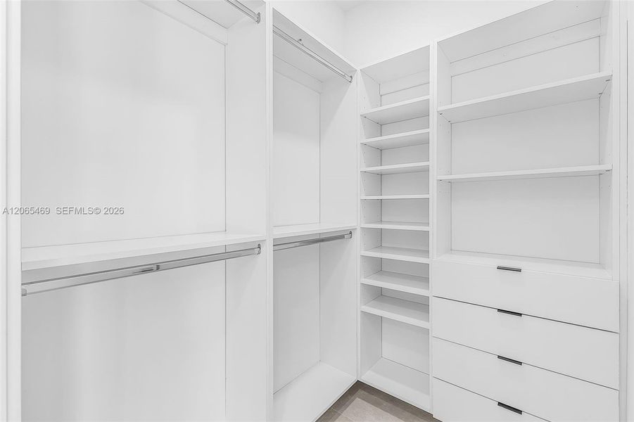 Spacious, unfurnished interior of a new home in , Cape Coral (Image 26).