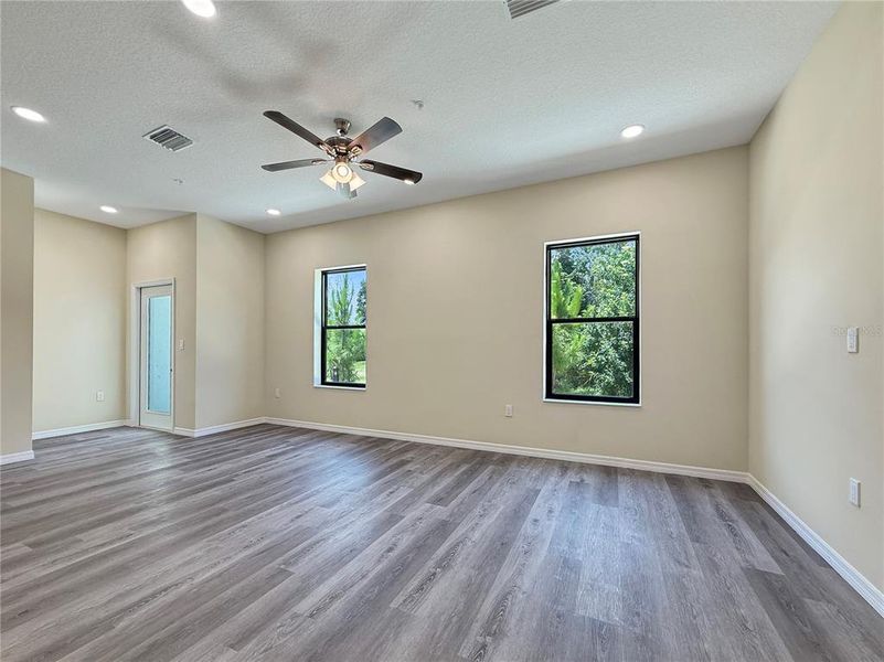 Spacious, unfurnished interior of a new home in , Tampa (Image 28).