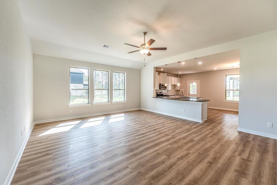 Spacious, unfurnished interior of a new home in Deer Pines, Conroe (Image 19).