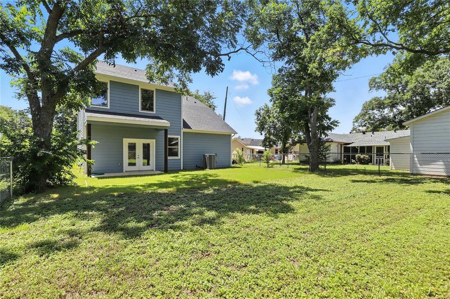 Exterior details and patio area of a home in , Cleburne (Image 4).