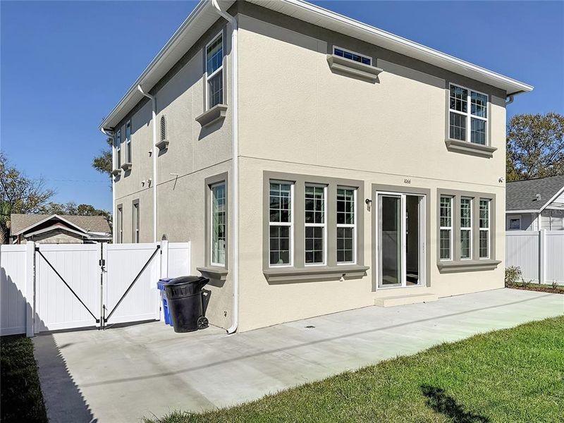 Exterior details and patio area of a home in , St. Petersburg (Image 27).