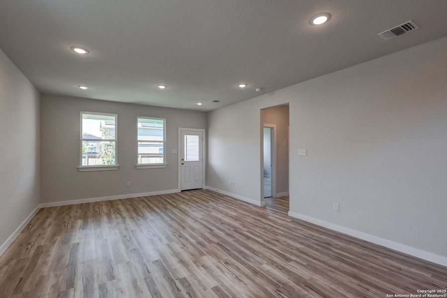Spacious, unfurnished interior of a new home in Cinco Lakes, San Antonio (Image 23).