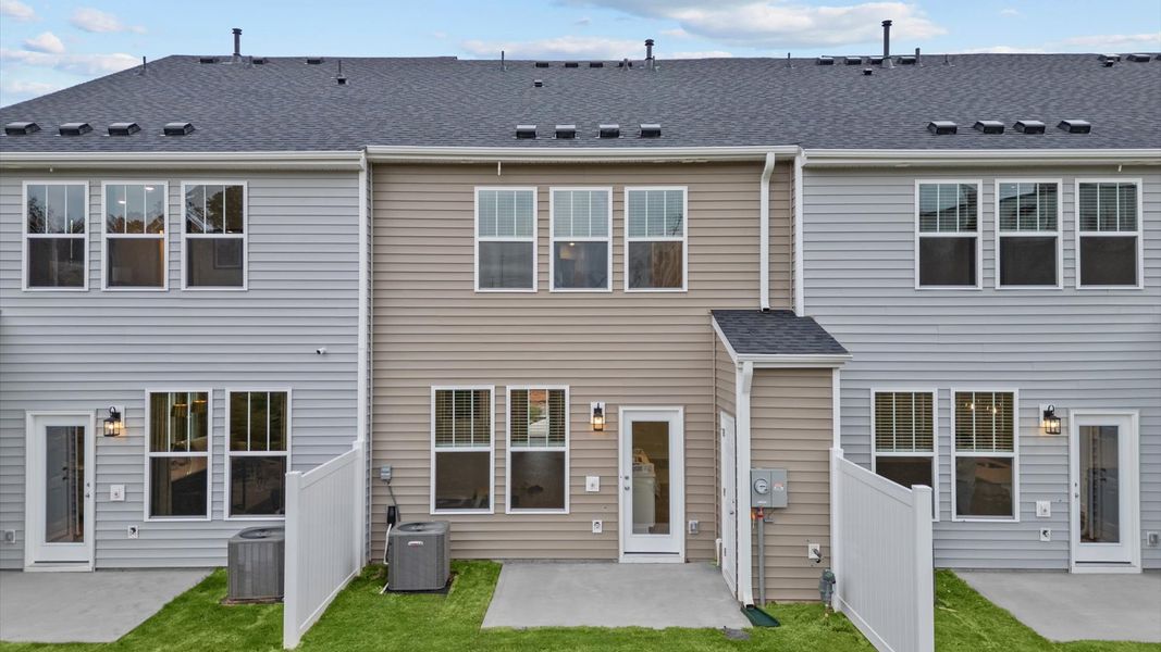 Notable curb appeal and elegant interiors in this reputable community near Spartanburg’s core Notable curb appeal and elegant interiors in this reputable community near Spartanburg’s core