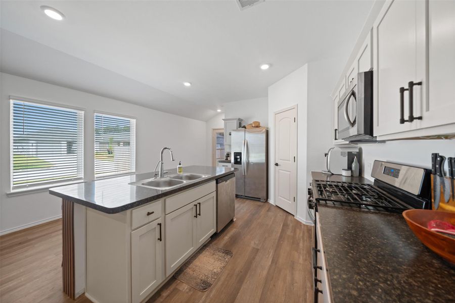 Very functional space. Refrigerator stays for you! Very functional space. Refrigerator stays for you!