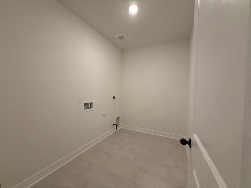 Spacious, unfurnished interior of a new home in Brookewater, Rosenberg (Image 10).