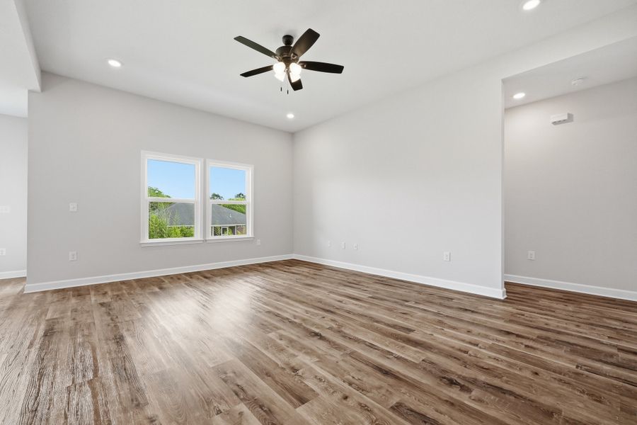Spacious, unfurnished interior of a new home in Barton's Bend, Crestview (Image 43).