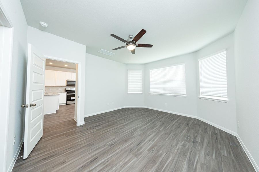 Spacious, unfurnished interior of a new home in River's Edge, Conroe (Image 10). Spacious, unfurnished interior of a new home in River's Edge, Conroe (Image 10).