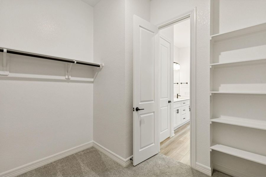 Spacious, unfurnished interior of a new home in Valencia, Manvel (Image 18).