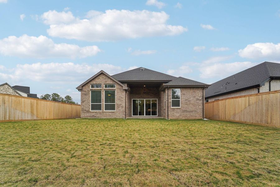 Exterior details and patio area of a home in Kresston, Montgomery (Image 3).