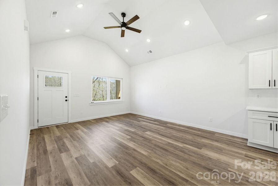 Spacious, unfurnished interior of a new home in , Hudson (Image 24).