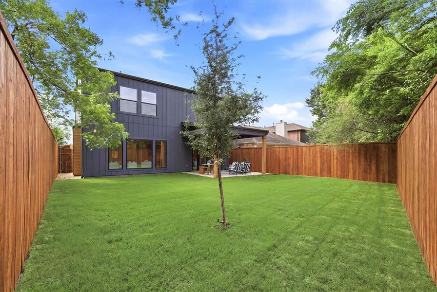 Exterior details and patio area of a home in , Dallas (Image 4).