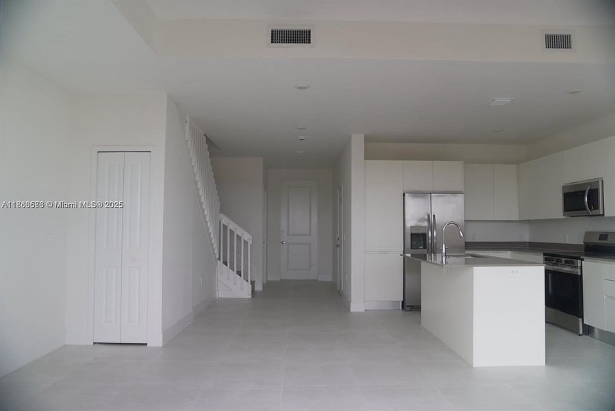 Spacious, unfurnished interior of a new home in , Homestead (Image 5).