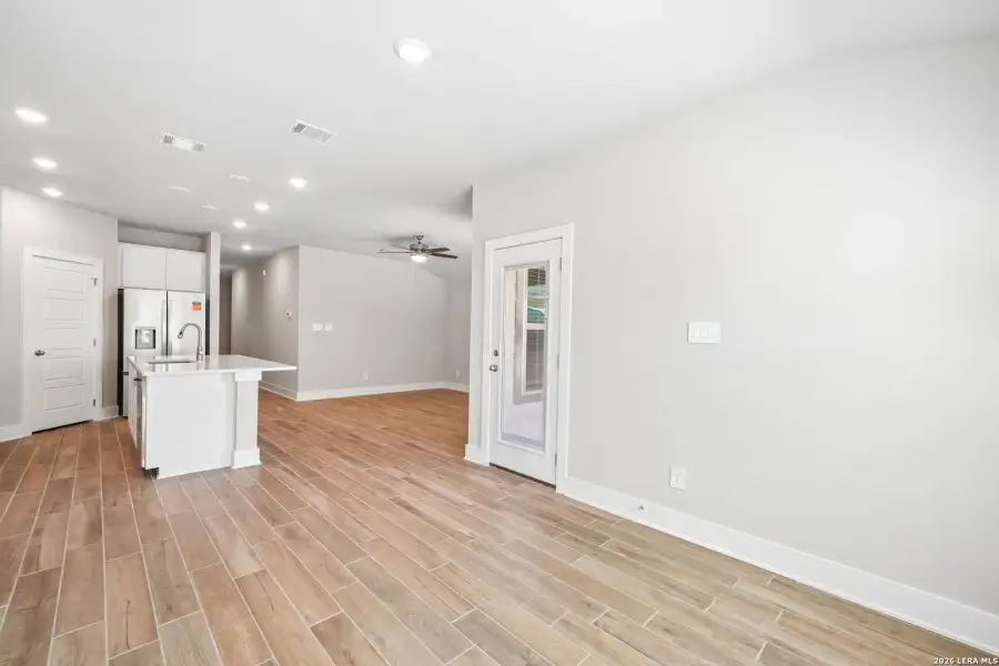 Spacious, unfurnished interior of a new home in Comanche Ridge, San Antonio (Image 14).