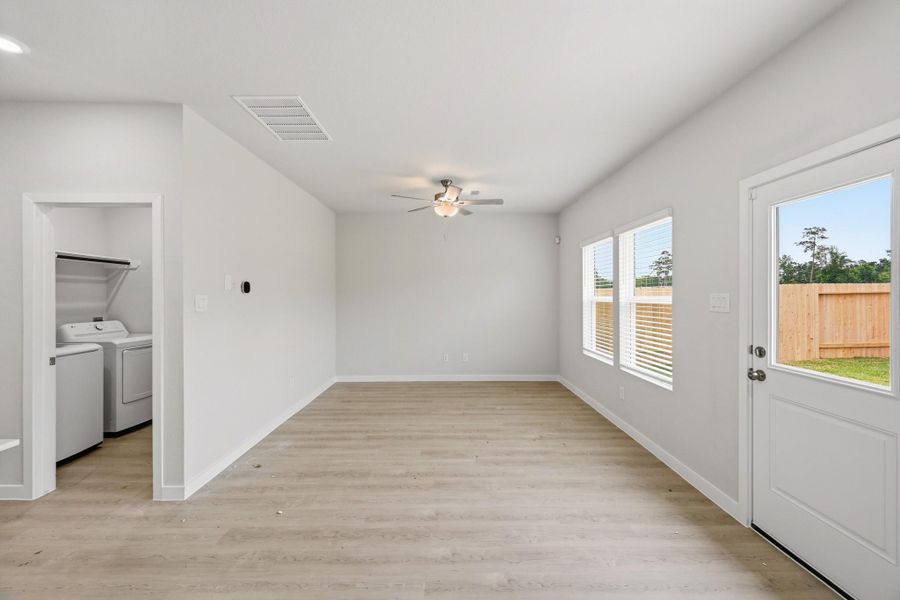 Spacious, unfurnished interior of a new home in Crockett Meadows, Conroe (Image 13).