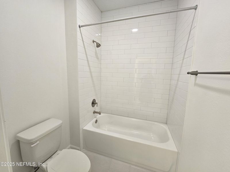 Furnished interior view inside a new home in Hyland Trail, Middleburg (Image 7).