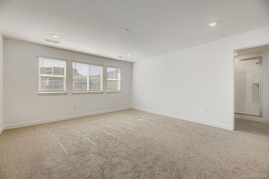 Spacious, unfurnished interior of a new home in Ken-Caryl Ranch: The Monarch Collection, Littleton (Image 13).